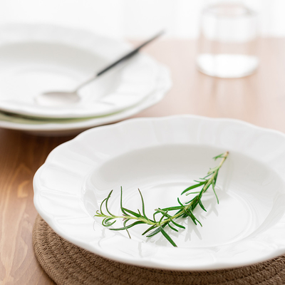 Ein guter Preis. Weiße königliche Waren-runder Melamin-Platten-Satz benutzt im Restaurant Online